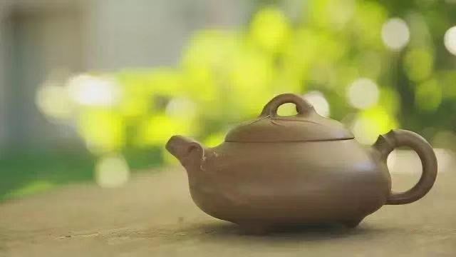 無由持一碗，寄與愛茶人